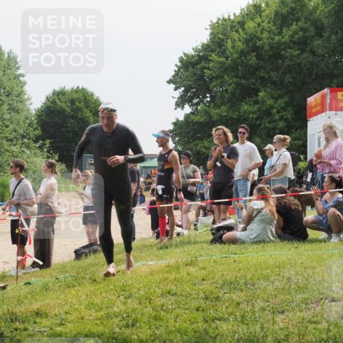 15.06.2025 - 27. Vierlanden-Triathlon KatJ http://msf.ph/oto/8033761 15.06.2025 11:16:59 Schwimmen 825, 888, 978 meine-sportfotos.de