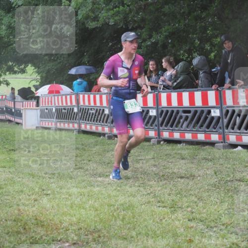 21.06.2025 - 27. Vierlanden-Triathlon KatJ http://msf.ph/oto/8033762 15.06.2025 13:45:54 Ziel 833 meine-sportfotos.de
