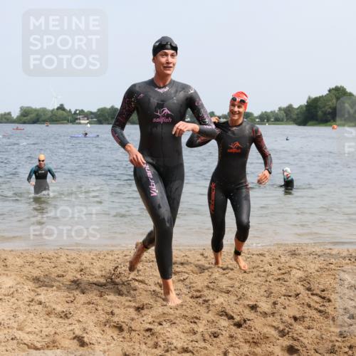 21.06.2025 - 27. Vierlanden-Triathlon Lena Gebhardt http://msf.ph/oto/8033764 15.06.2025 11:18:28 Schwimmen 908, 909, 912, 933, 970 meine-sportfotos.de
