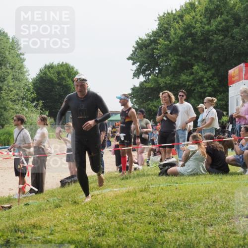15.06.2025 - 27. Vierlanden-Triathlon KatJ http://msf.ph/oto/8033765 15.06.2025 11:16:59 Schwimmen 825, 888, 978 meine-sportfotos.de
