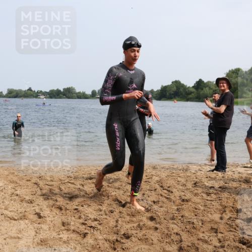 21.06.2025 - 27. Vierlanden-Triathlon Lena Gebhardt http://msf.ph/oto/8033769 15.06.2025 11:18:29 Schwimmen 909, 912, 925, 933, 970 meine-sportfotos.de