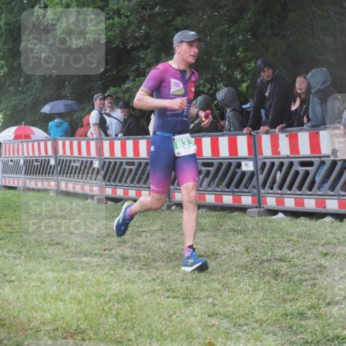 21.06.2025 - 27. Vierlanden-Triathlon KatJ http://msf.ph/oto/8033771 15.06.2025 13:45:54 Ziel 833 meine-sportfotos.de