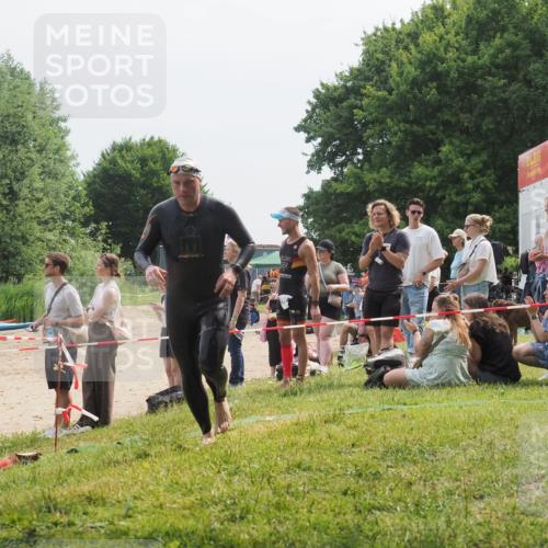 15.06.2025 - 27. Vierlanden-Triathlon KatJ http://msf.ph/oto/8033772 15.06.2025 11:16:59 Schwimmen 825, 888, 978 meine-sportfotos.de