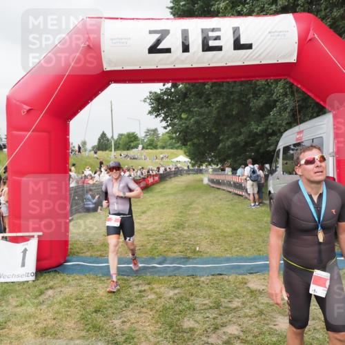21.06.2025 - 27. Vierlanden-Triathlon MichiJ http://msf.ph/oto/8033773 15.06.2026 12:56:18 Ziel 2 meine-sportfotos.de