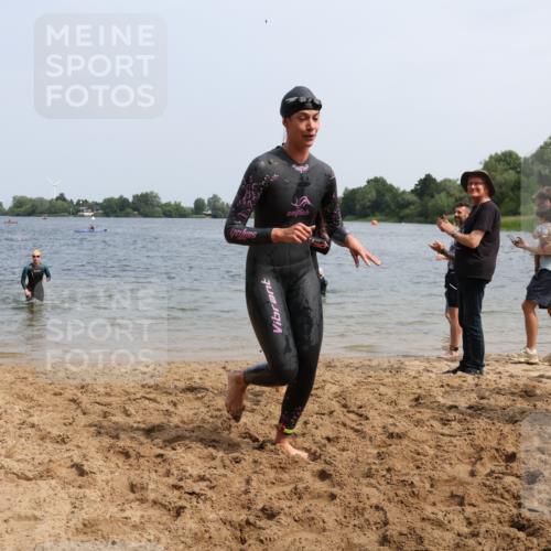 21.06.2025 - 27. Vierlanden-Triathlon Lena Gebhardt http://msf.ph/oto/8033774 15.06.2025 11:18:29 Schwimmen 909, 912, 925, 933, 970 meine-sportfotos.de