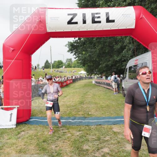 21.06.2025 - 27. Vierlanden-Triathlon MichiJ http://msf.ph/oto/8033776 15.06.2026 12:56:18 Ziel 2 meine-sportfotos.de