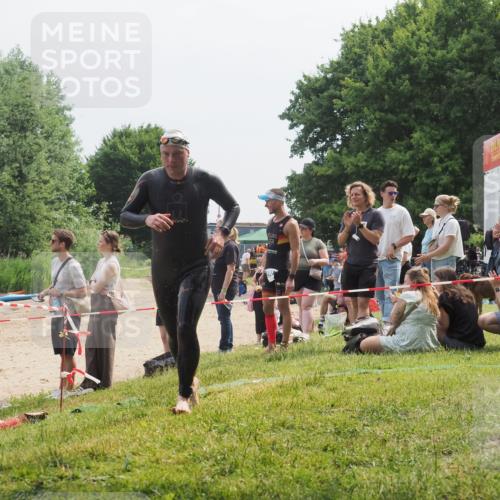 15.06.2025 - 27. Vierlanden-Triathlon KatJ http://msf.ph/oto/8033778 15.06.2025 11:16:59 Schwimmen 825, 888, 978 meine-sportfotos.de