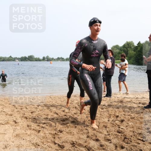 21.06.2025 - 27. Vierlanden-Triathlon Lena Gebhardt http://msf.ph/oto/8033779 15.06.2025 11:18:29 Schwimmen 909, 912, 925, 933, 970 meine-sportfotos.de