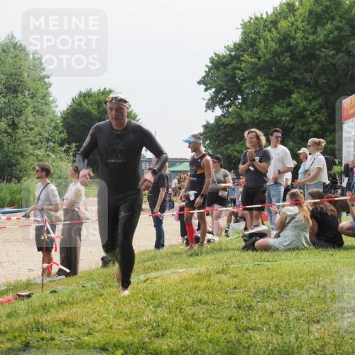 15.06.2025 - 27. Vierlanden-Triathlon KatJ http://msf.ph/oto/8033784 15.06.2025 11:16:59 Schwimmen 825, 888, 978 meine-sportfotos.de
