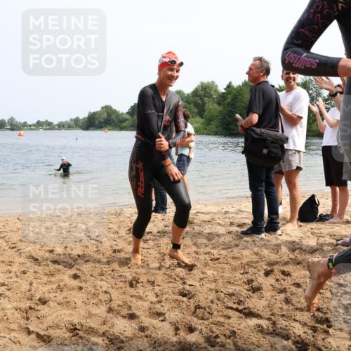21.06.2025 - 27. Vierlanden-Triathlon Lena Gebhardt http://msf.ph/oto/8033787 15.06.2025 11:18:30 Schwimmen 909, 912, 925, 933, 970 meine-sportfotos.de