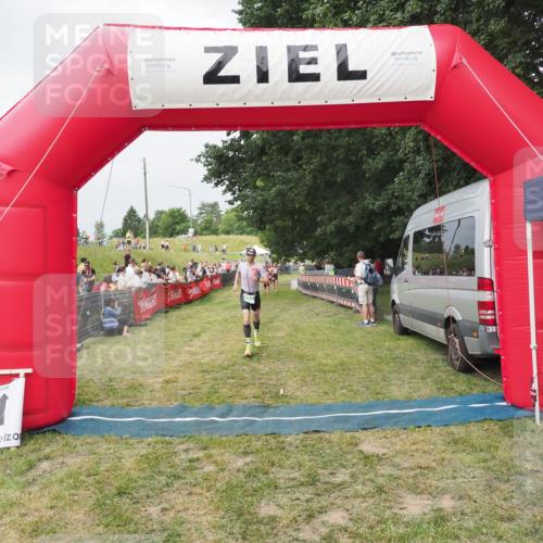 21.06.2025 - 27. Vierlanden-Triathlon MichiJ http://msf.ph/oto/8033799 15.06.2026 12:56:42 Ziel 725, 1007 meine-sportfotos.de
