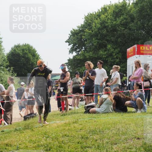15.06.2025 - 27. Vierlanden-Triathlon KatJ http://msf.ph/oto/8033805 15.06.2025 11:17:05 Schwimmen 825, 945, 978 meine-sportfotos.de