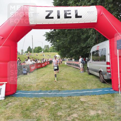 21.06.2025 - 27. Vierlanden-Triathlon MichiJ http://msf.ph/oto/8033806 15.06.2026 12:56:42 Ziel 725, 1007 meine-sportfotos.de