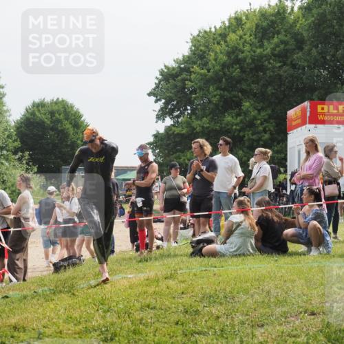 15.06.2025 - 27. Vierlanden-Triathlon KatJ http://msf.ph/oto/8033812 15.06.2025 11:17:05 Schwimmen 825, 945, 978 meine-sportfotos.de