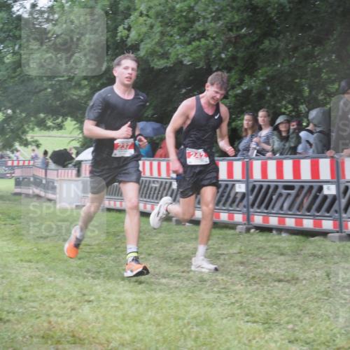 21.06.2025 - 27. Vierlanden-Triathlon KatJ http://msf.ph/oto/8033815 15.06.2025 13:46:05 Ziel 237, 242 meine-sportfotos.de