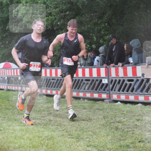 21.06.2025 - 27. Vierlanden-Triathlon KatJ http://msf.ph/oto/8033824 15.06.2025 13:46:06 Ziel 237, 242 meine-sportfotos.de