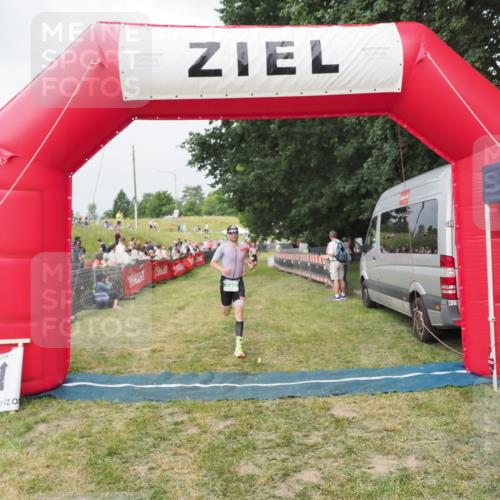 21.06.2025 - 27. Vierlanden-Triathlon MichiJ http://msf.ph/oto/8033826 15.06.2026 12:56:43 Ziel 725, 1004, 1006, 1007 meine-sportfotos.de