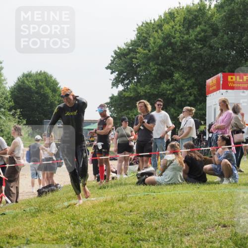 21.06.2025 - 27. Vierlanden-Triathlon KatJ http://msf.ph/oto/8033828 15.06.2025 11:17:06 Schwimmen 825, 945, 978 meine-sportfotos.de