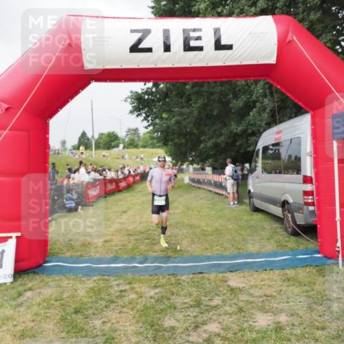 21.06.2025 - 27. Vierlanden-Triathlon MichiJ http://msf.ph/oto/8033833 15.06.2026 12:56:43 Ziel 725, 1004, 1006, 1007 meine-sportfotos.de
