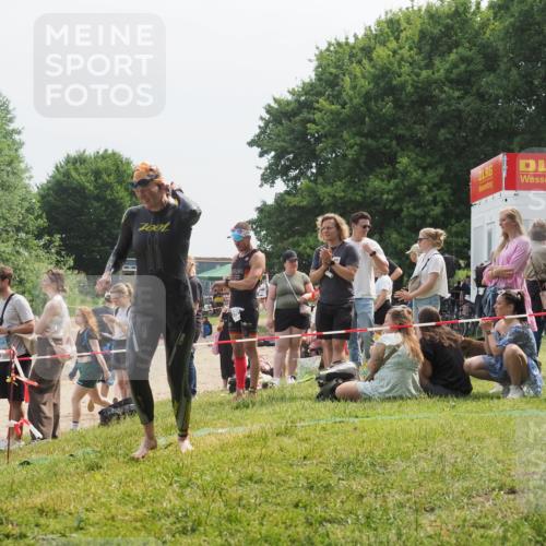 21.06.2025 - 27. Vierlanden-Triathlon KatJ http://msf.ph/oto/8033834 15.06.2025 11:17:06 Schwimmen 825, 945, 978 meine-sportfotos.de