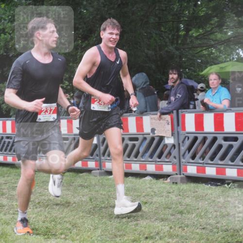 21.06.2025 - 27. Vierlanden-Triathlon KatJ http://msf.ph/oto/8033835 15.06.2025 13:46:06 Ziel 237, 242 meine-sportfotos.de
