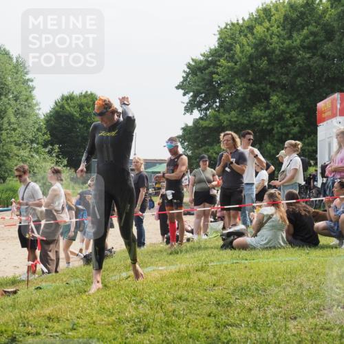 21.06.2025 - 27. Vierlanden-Triathlon KatJ http://msf.ph/oto/8033839 15.06.2025 11:17:06 Schwimmen 825, 945, 978 meine-sportfotos.de