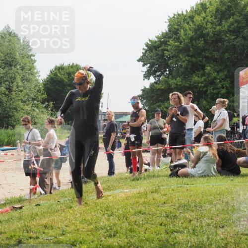 21.06.2025 - 27. Vierlanden-Triathlon KatJ http://msf.ph/oto/8033844 15.06.2025 11:17:06 Schwimmen 825, 945, 978 meine-sportfotos.de