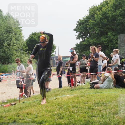 21.06.2025 - 27. Vierlanden-Triathlon KatJ http://msf.ph/oto/8033851 15.06.2025 11:17:07 Schwimmen 825, 945, 978 meine-sportfotos.de