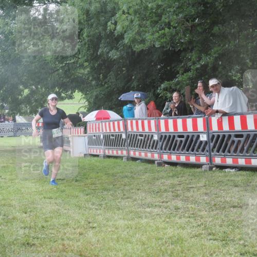 21.06.2025 - 27. Vierlanden-Triathlon KatJ http://msf.ph/oto/8033852 15.06.2025 13:46:43 Ziel 919 meine-sportfotos.de