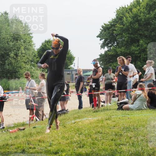 21.06.2025 - 27. Vierlanden-Triathlon KatJ http://msf.ph/oto/8033856 15.06.2025 11:17:07 Schwimmen 825, 945, 978 meine-sportfotos.de