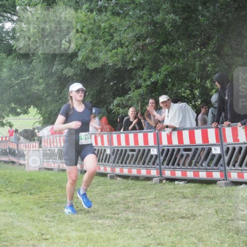 21.06.2025 - 27. Vierlanden-Triathlon KatJ http://msf.ph/oto/8033857 15.06.2025 13:46:44 Ziel 919 meine-sportfotos.de