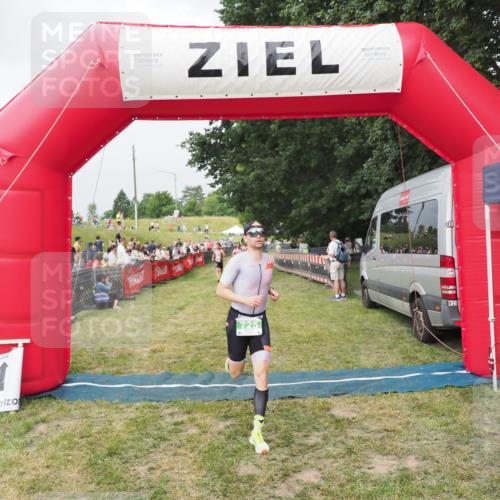 21.06.2025 - 27. Vierlanden-Triathlon MichiJ http://msf.ph/oto/8033859 15.06.2026 12:56:43 Ziel 725, 1004, 1006, 1007 meine-sportfotos.de
