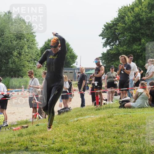 21.06.2025 - 27. Vierlanden-Triathlon KatJ http://msf.ph/oto/8033864 15.06.2025 11:17:07 Schwimmen 825, 945, 978 meine-sportfotos.de