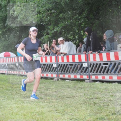 21.06.2025 - 27. Vierlanden-Triathlon KatJ http://msf.ph/oto/8033871 15.06.2025 13:46:45 Ziel 919 meine-sportfotos.de