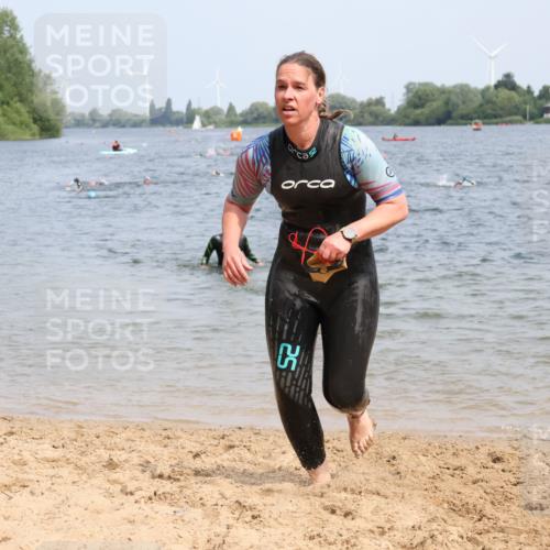 21.06.2025 - 27. Vierlanden-Triathlon Lena Gebhardt http://msf.ph/oto/8033875 15.06.2025 11:18:39 Schwimmen 885, 909, 912, 925, 939 meine-sportfotos.de