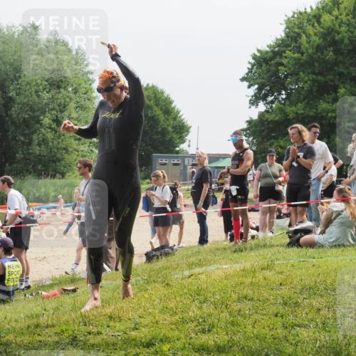 21.06.2025 - 27. Vierlanden-Triathlon KatJ http://msf.ph/oto/8033877 15.06.2025 11:17:07 Schwimmen 825, 945, 978 meine-sportfotos.de