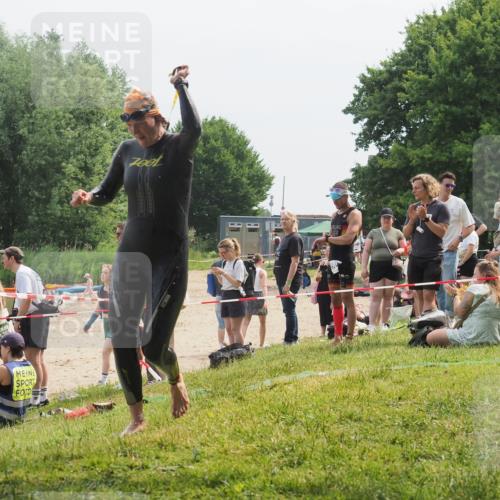 21.06.2025 - 27. Vierlanden-Triathlon KatJ http://msf.ph/oto/8033883 15.06.2025 11:17:07 Schwimmen 825, 945, 978 meine-sportfotos.de
