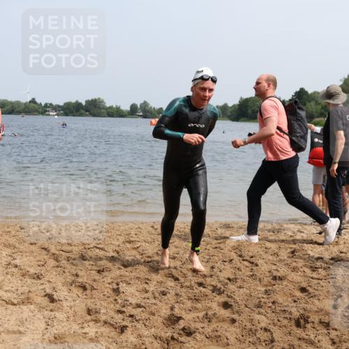 21.06.2025 - 27. Vierlanden-Triathlon Lena Gebhardt http://msf.ph/oto/8033888 15.06.2025 11:18:40 Schwimmen 885, 909, 912, 916, 925, 939 meine-sportfotos.de