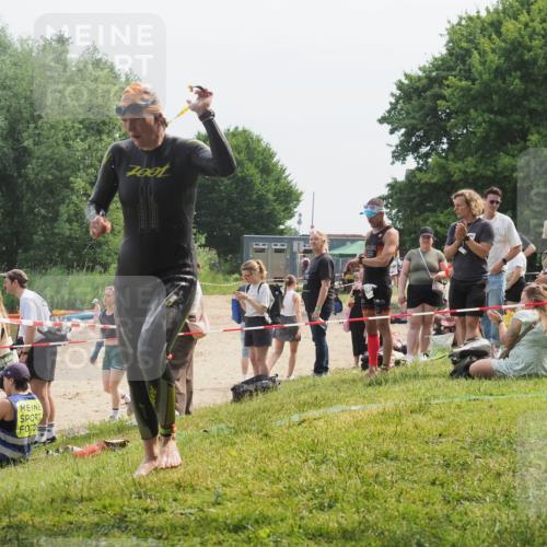 21.06.2025 - 27. Vierlanden-Triathlon KatJ http://msf.ph/oto/8033890 15.06.2025 11:17:07 Schwimmen 825, 945, 978 meine-sportfotos.de