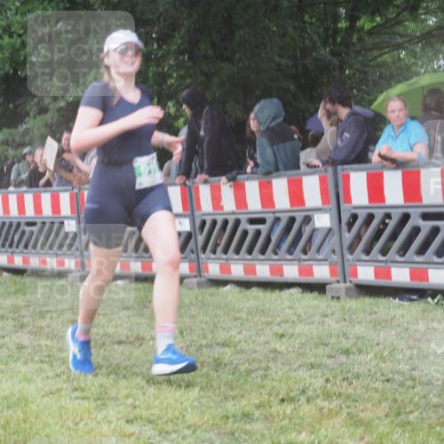 21.06.2025 - 27. Vierlanden-Triathlon KatJ http://msf.ph/oto/8033894 15.06.2025 13:46:45 Ziel 919 meine-sportfotos.de