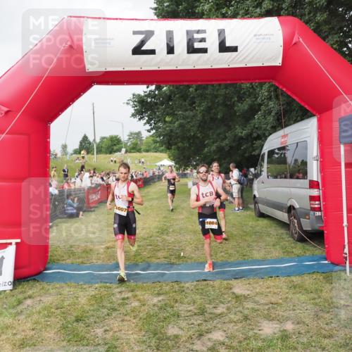21.06.2025 - 27. Vierlanden-Triathlon MichiJ http://msf.ph/oto/8033903 15.06.2026 12:56:47 Ziel 725, 1004, 1006, 1007, 1008 meine-sportfotos.de