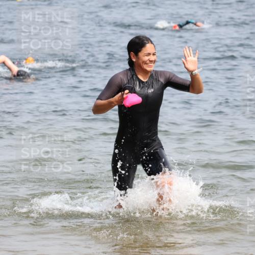 21.06.2025 - 27. Vierlanden-Triathlon Lena Gebhardt http://msf.ph/oto/8033908 15.06.2025 11:18:42 Schwimmen 885, 909, 916, 925, 939 meine-sportfotos.de