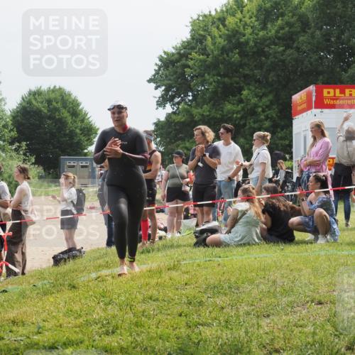 21.06.2025 - 27. Vierlanden-Triathlon KatJ http://msf.ph/oto/8033909 15.06.2025 11:17:10 Schwimmen 944, 945, 978, 979 meine-sportfotos.de
