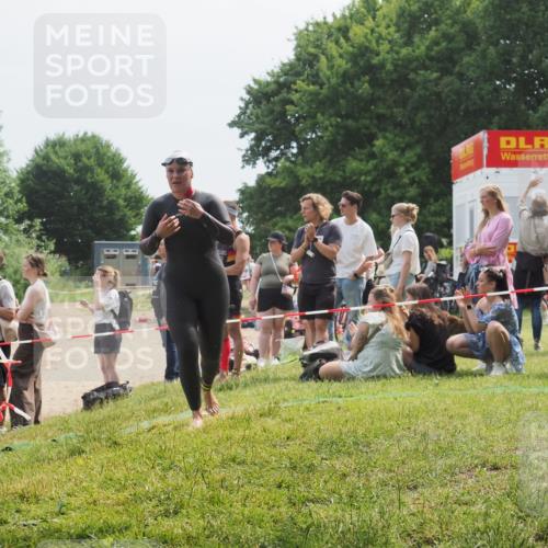 21.06.2025 - 27. Vierlanden-Triathlon KatJ http://msf.ph/oto/8033914 15.06.2025 11:17:11 Schwimmen 944, 945, 978, 979 meine-sportfotos.de