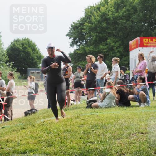 21.06.2025 - 27. Vierlanden-Triathlon KatJ http://msf.ph/oto/8033920 15.06.2025 11:17:11 Schwimmen 944, 945, 978, 979 meine-sportfotos.de