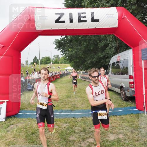 21.06.2025 - 27. Vierlanden-Triathlon MichiJ http://msf.ph/oto/8033924 15.06.2026 12:56:48 Ziel 725, 1004, 1006, 1007, 1008 meine-sportfotos.de