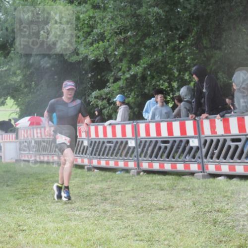 21.06.2025 - 27. Vierlanden-Triathlon KatJ http://msf.ph/oto/8033925 15.06.2025 13:47:06 Ziel 84, 214 meine-sportfotos.de