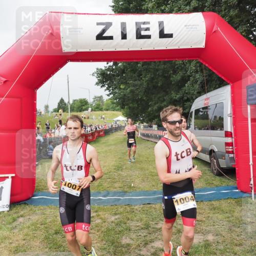 21.06.2025 - 27. Vierlanden-Triathlon MichiJ http://msf.ph/oto/8033926 15.06.2026 12:56:48 Ziel 725, 1004, 1006, 1007, 1008 meine-sportfotos.de