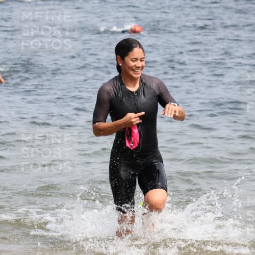 21.06.2025 - 27. Vierlanden-Triathlon Lena Gebhardt http://msf.ph/oto/8033928 15.06.2025 11:18:43 Schwimmen 885, 909, 916, 925, 939 meine-sportfotos.de