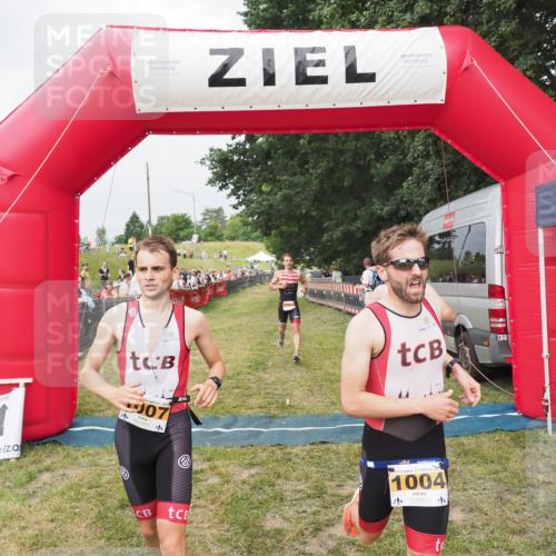 21.06.2025 - 27. Vierlanden-Triathlon MichiJ http://msf.ph/oto/8033931 15.06.2026 12:56:48 Ziel 725, 1004, 1006, 1007, 1008 meine-sportfotos.de